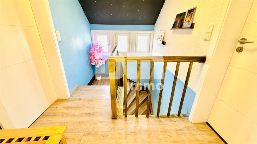 Kernsaniertes Einfamilienhaus mit Doppelgarage, großem Garten und Home-Office-Oase - OG / DG Treppenaufgang Flur / Diele
